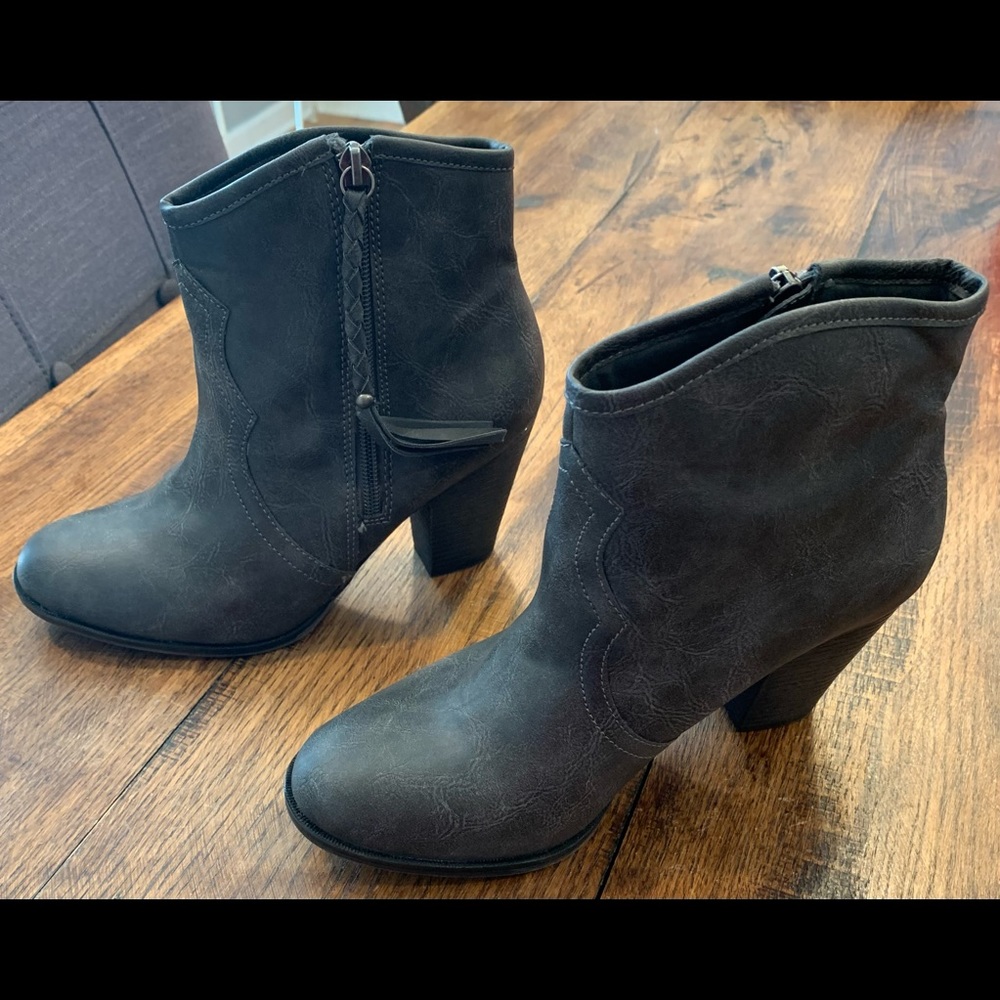 Grey side zip mid-shin heeled boots in size 7